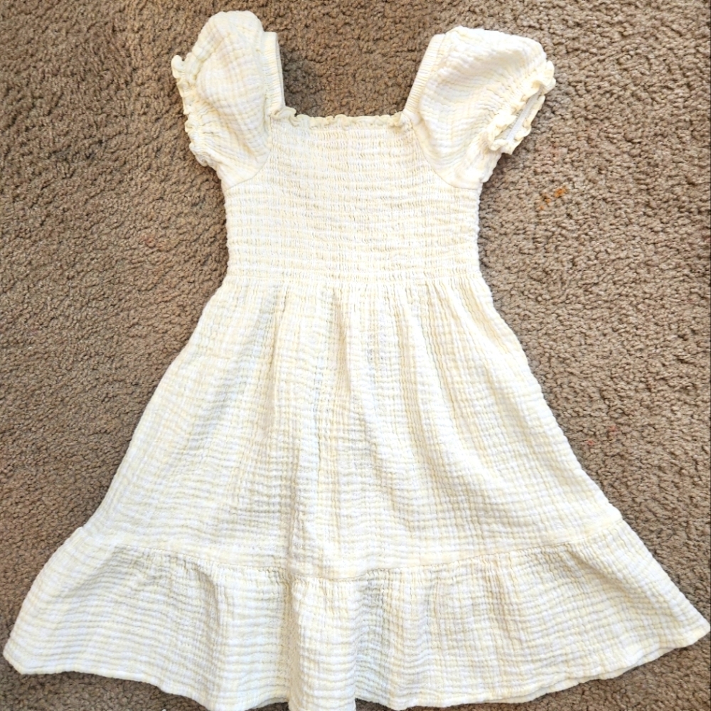 New girl dress new without tags 5T light yellow